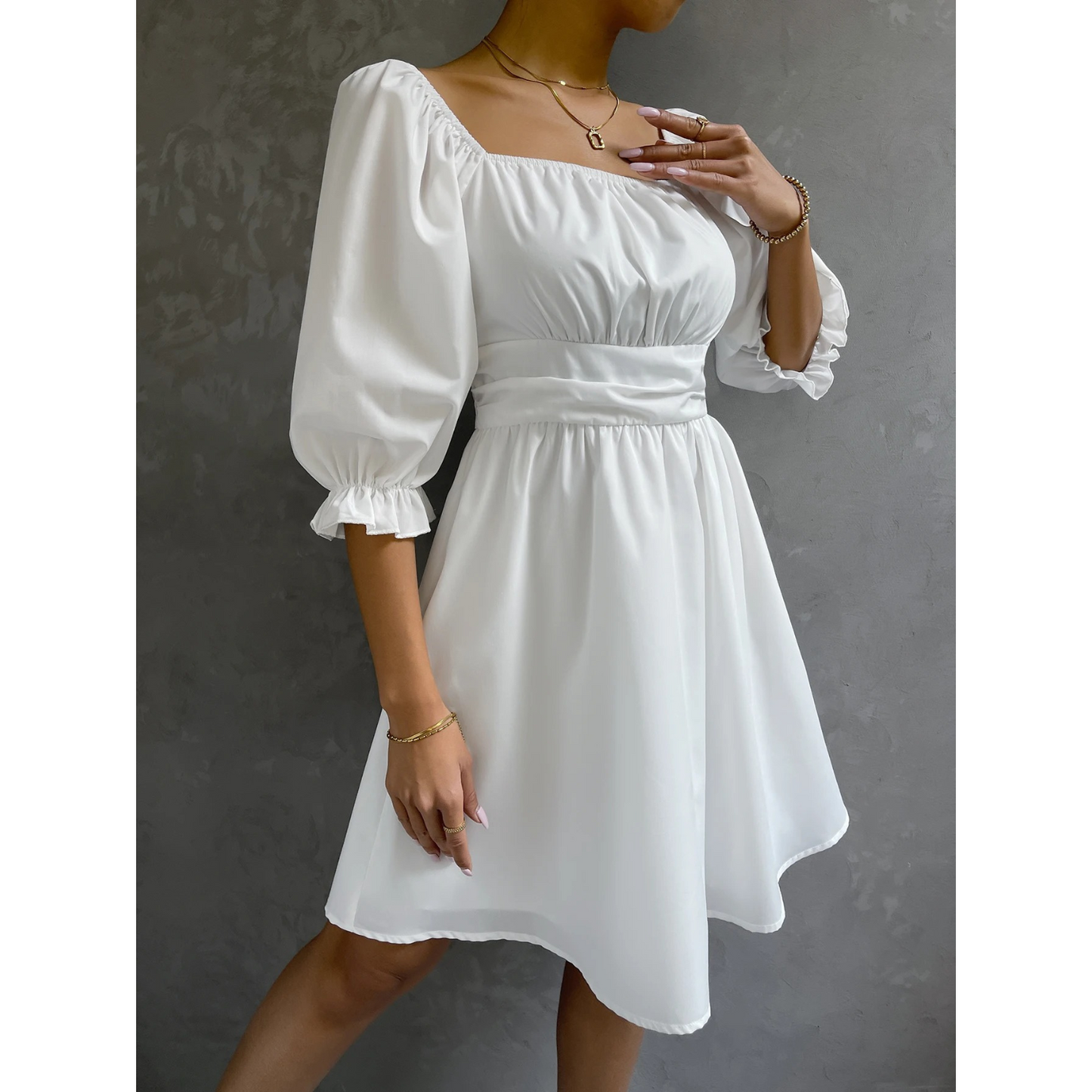 Sommerkleid in Weiß mit schlichtem elastischem Design
