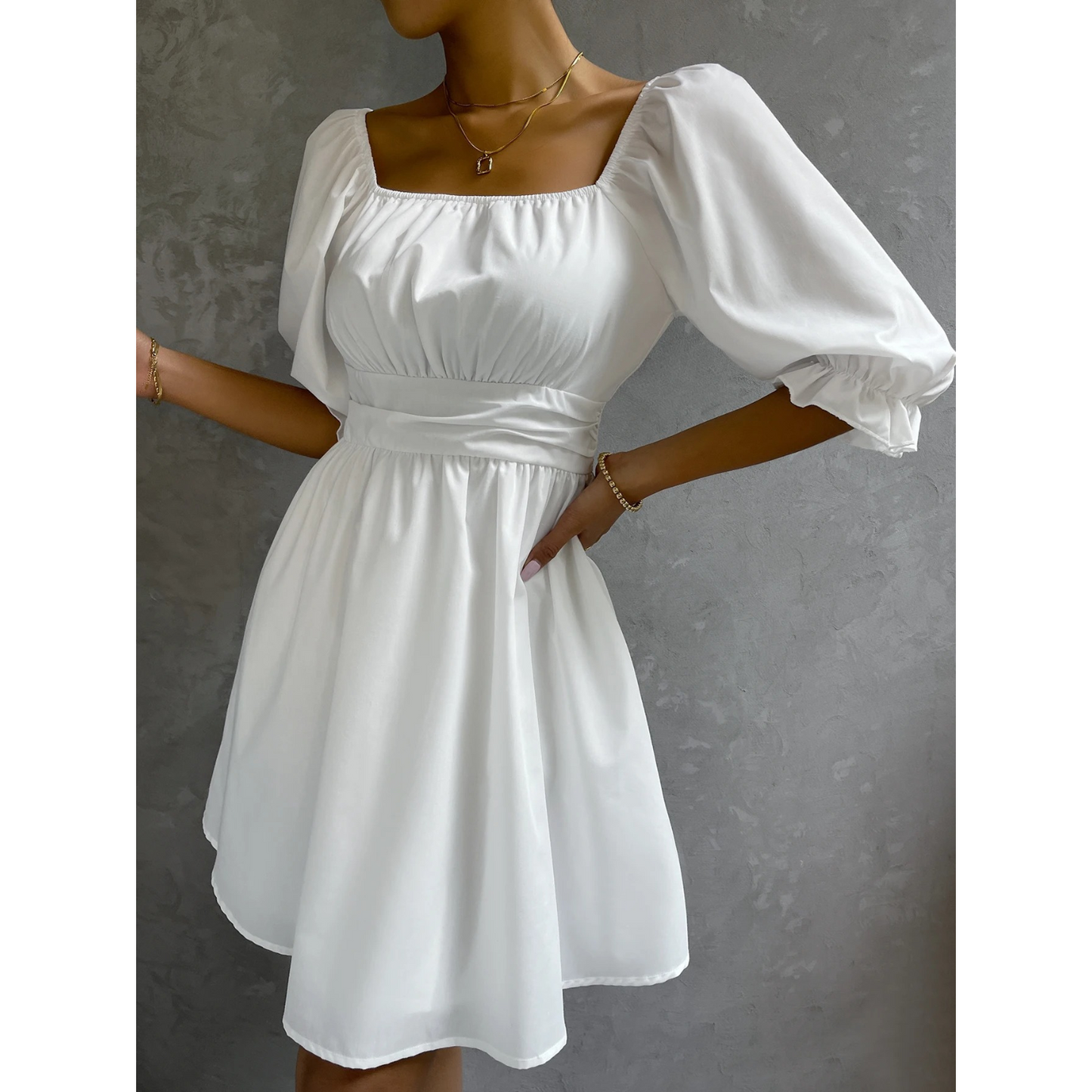 Sommerkleid in Weiß mit schlichtem elastischem Design