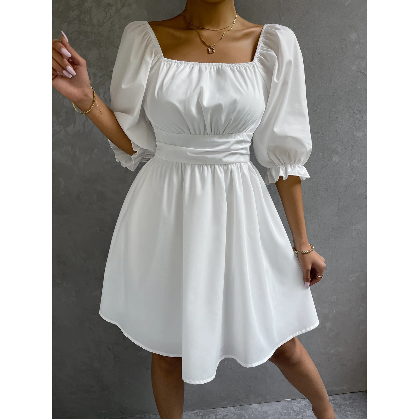 Sommerkleid in Weiß mit schlichtem elastischem Design
