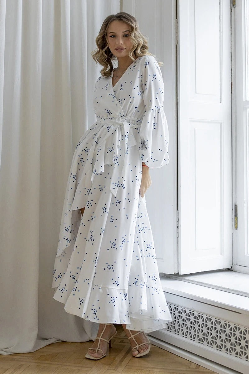 Sommerschickes langärmeliges weißes gepunktetes Kleid mit Rüschen