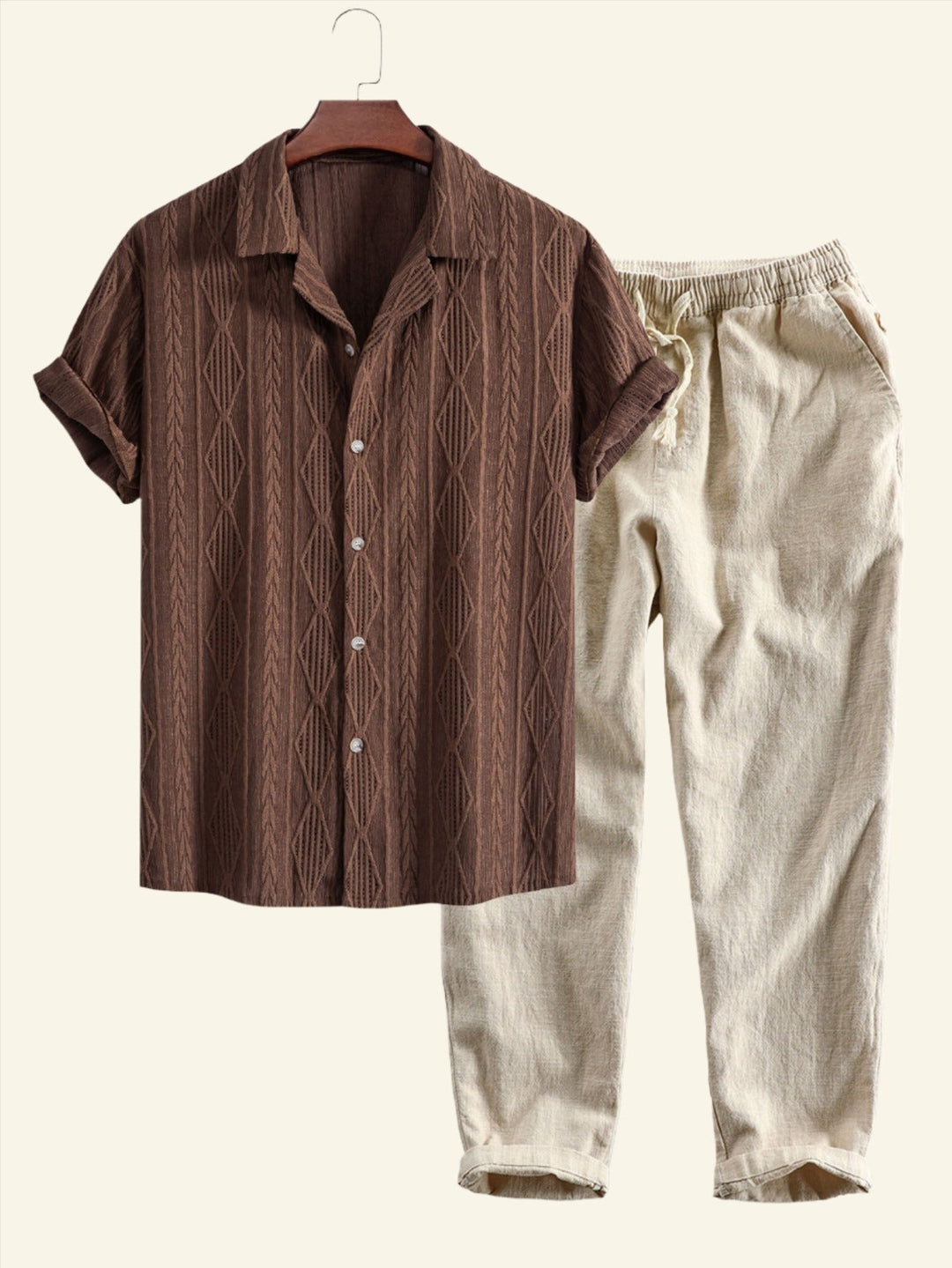 Geometrisch gemustertes Hemd und lässige Hose für den Sommer