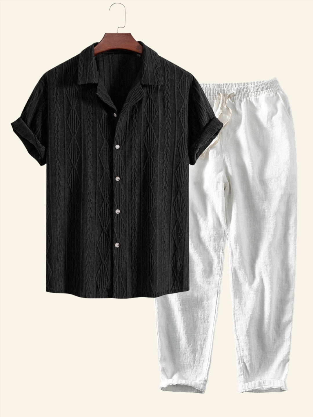 Geometrisch gemustertes Hemd und lässige Hose für den Sommer