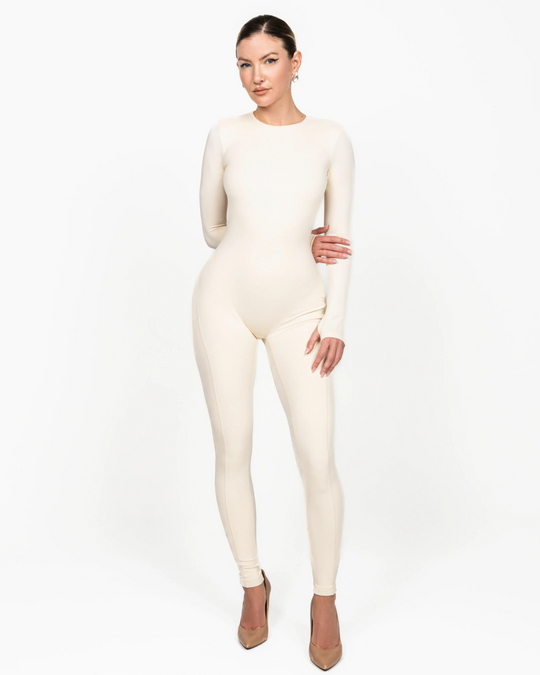 Taillierter einteiliger Jumpsuit mit ärmellosem und rückenfreiem Design