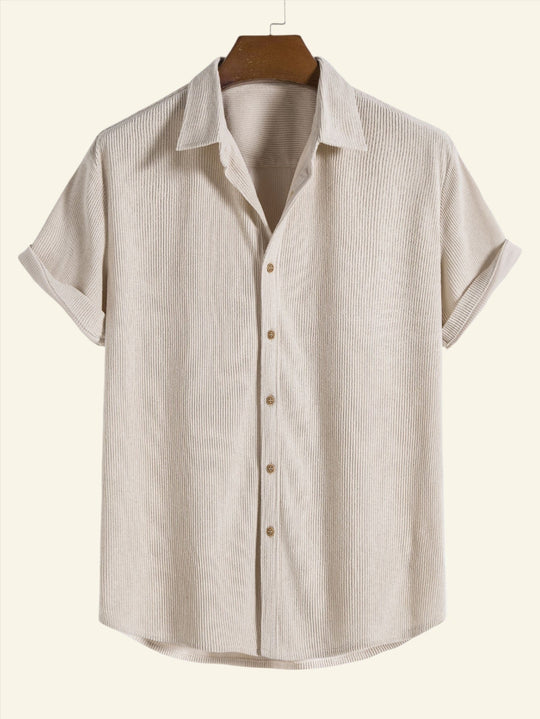 Modernes kurzärmeliges Hemd für einen bequemen Sommerlook.