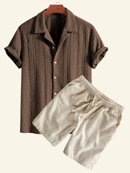 Trendiges Sommerset mit geometrischem Shirt und luftigen Shorts