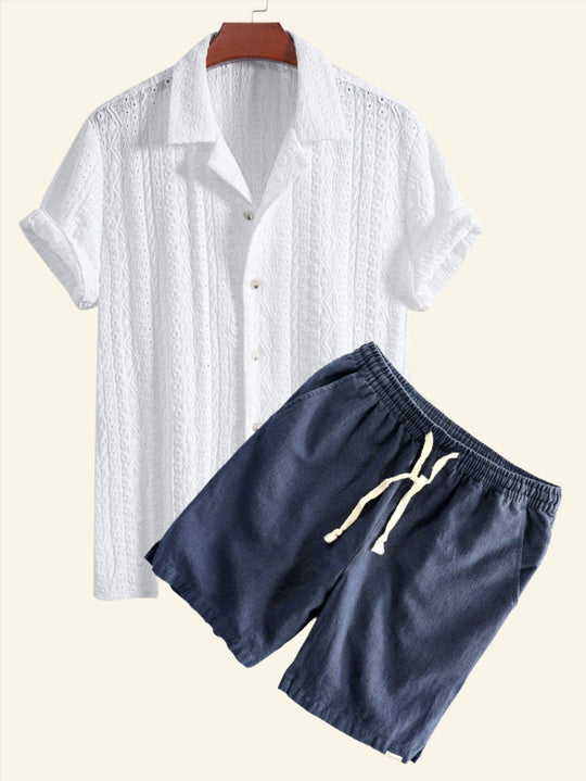 Trendiges Sommerset mit geometrischem Shirt und luftigen Shorts