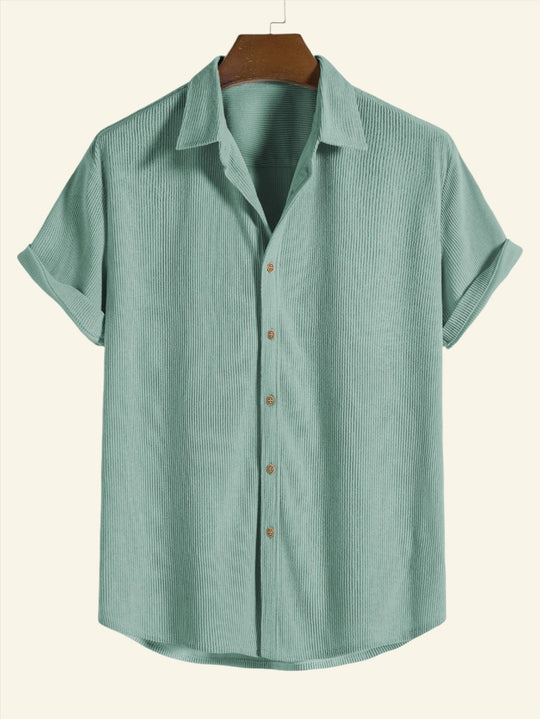 Modernes kurzärmeliges Hemd für einen bequemen Sommerlook.