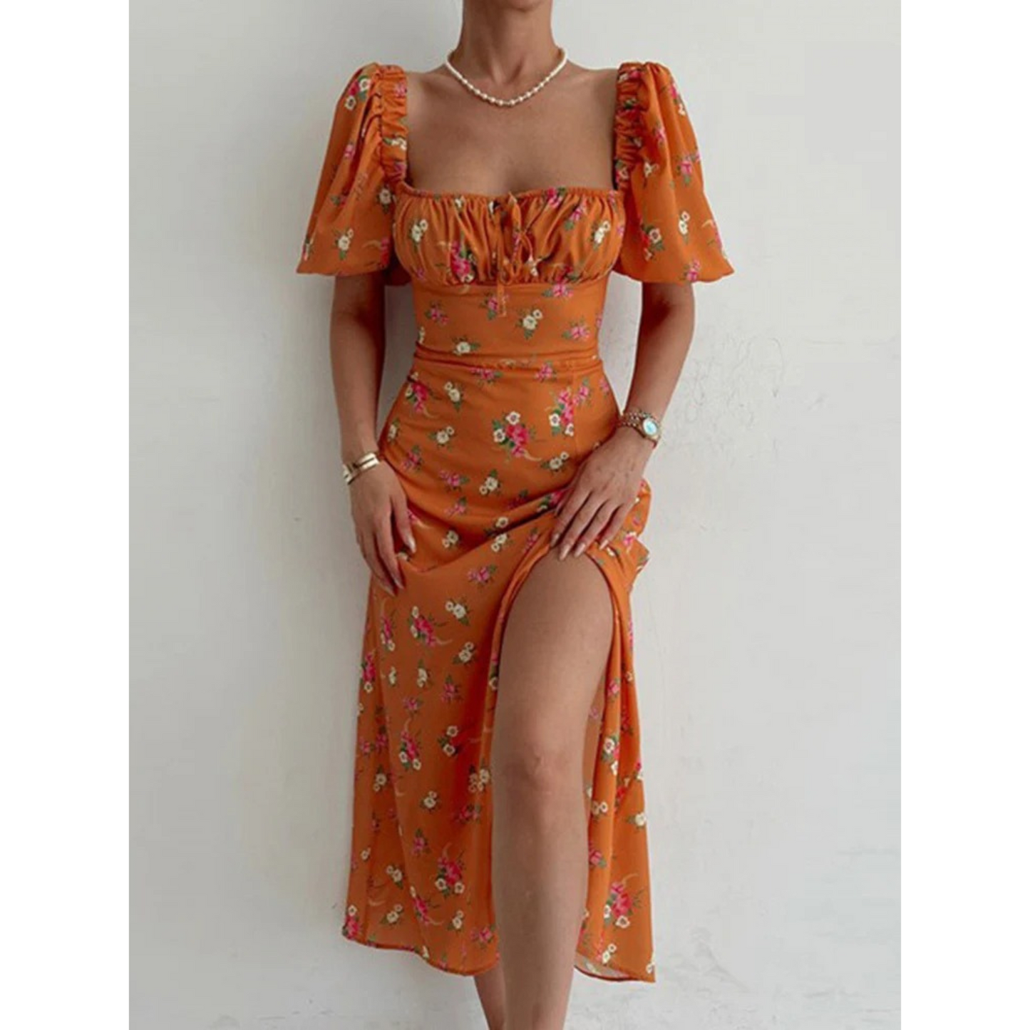 Raffiniertes Sommerkleid mit U-Ausschnitt Schlitz und floralem Muster