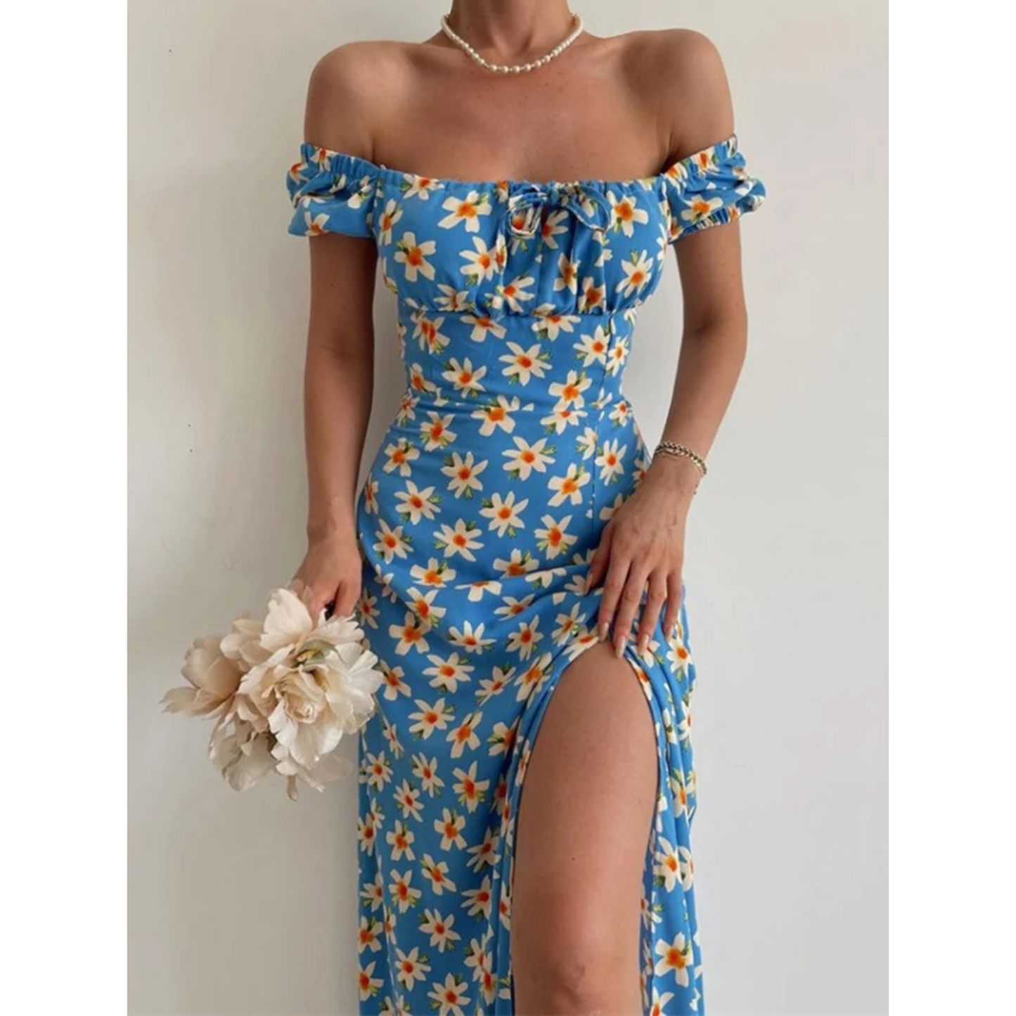 Raffiniertes Sommerkleid mit U-Ausschnitt Schlitz und floralem Muster