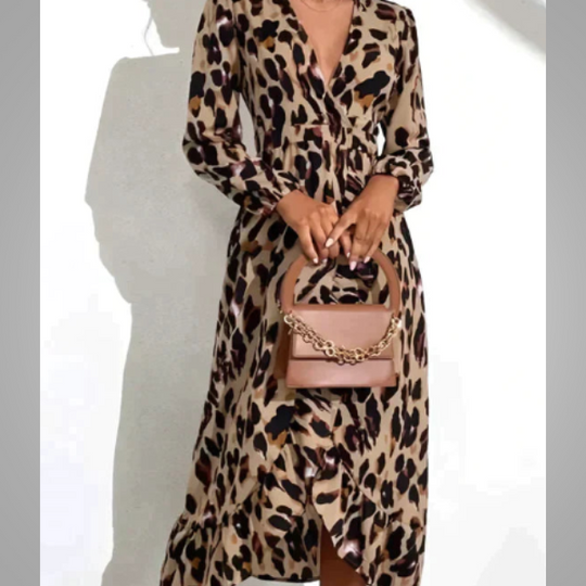 Modisches Sommerkleid mit Leopardenmuster