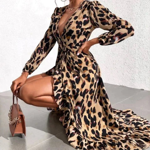Modisches Sommerkleid mit Leopardenmuster