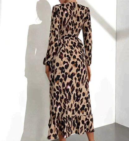 Modisches Sommerkleid mit Leopardenmuster