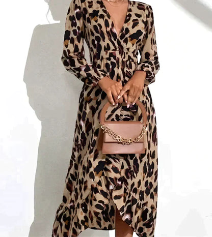 Modisches Sommerkleid mit Leopardenmuster