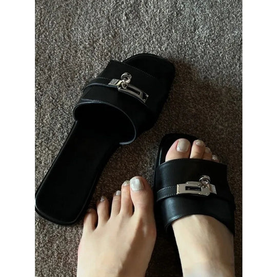 Frauen - Flache Sandalen zum Hineinschlüpfen - Offene Zehe, Schnallenverzierung - Sommer