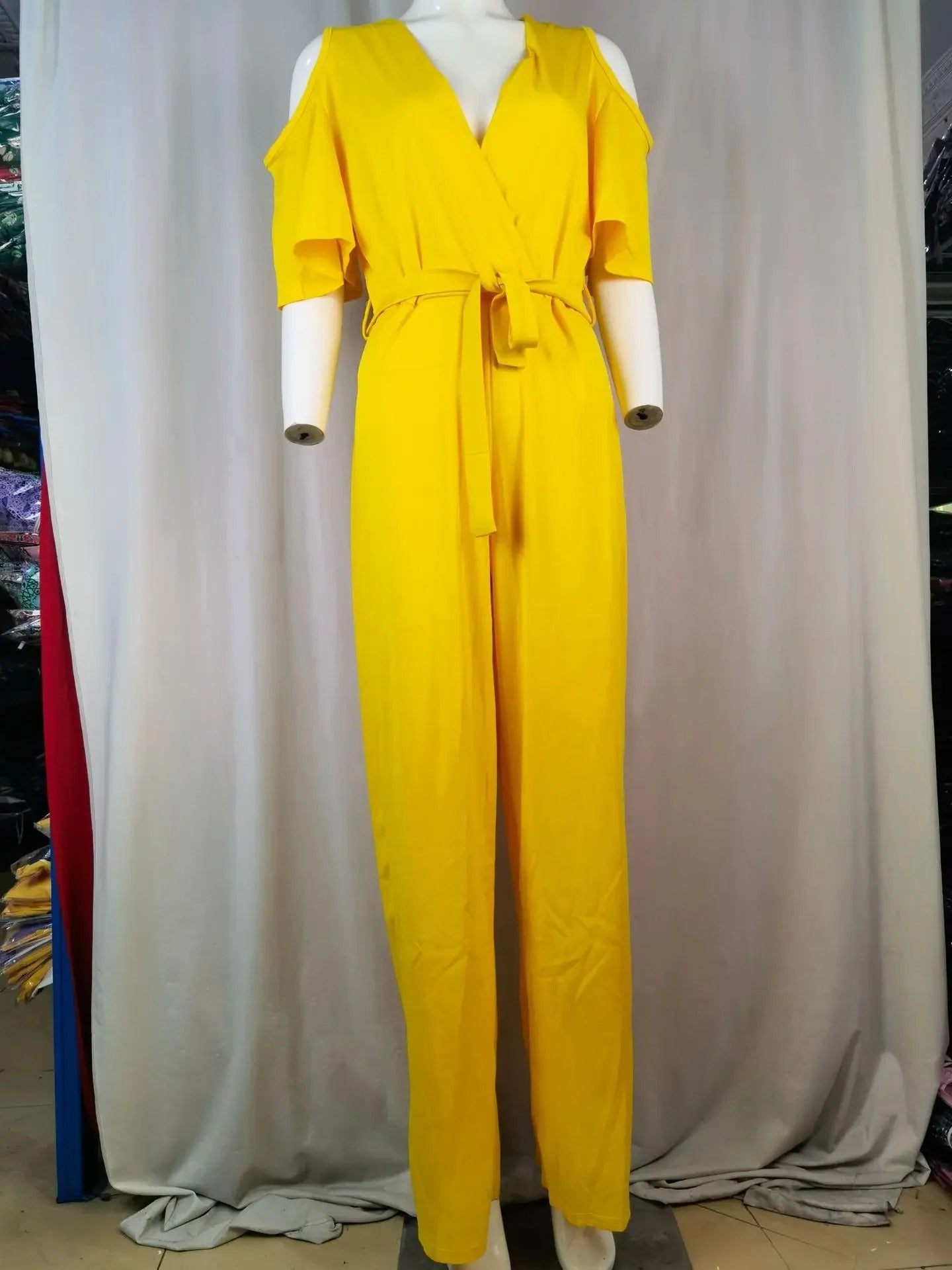 Einfarbiger Jumpsuit mit weitem Bein und V-Ausschnitt in minimalistischem Design