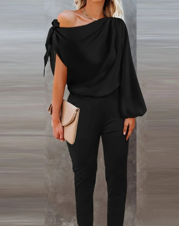 Schlichter schwarzer Jumpsuit mit bequemem Schnitt und asymmetrischem Ausschnitt