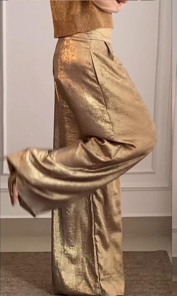Eleganter Anzug für Frauen bestehend aus einem halbarmigen Oberteil aus glattem Satin und einer Hose