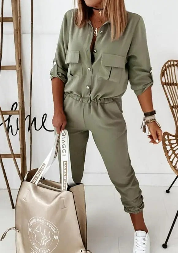 Sportlich inspirierter Jumpsuit mit geknöpftem Revers und schmaler Hose