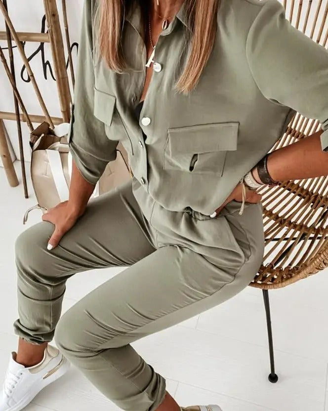 Sportlich inspirierter Jumpsuit mit geknöpftem Revers und schmaler Hose