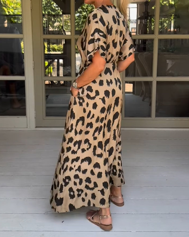 Elegantes Damenkleid mit Leopardenmuster und zwei Taschen