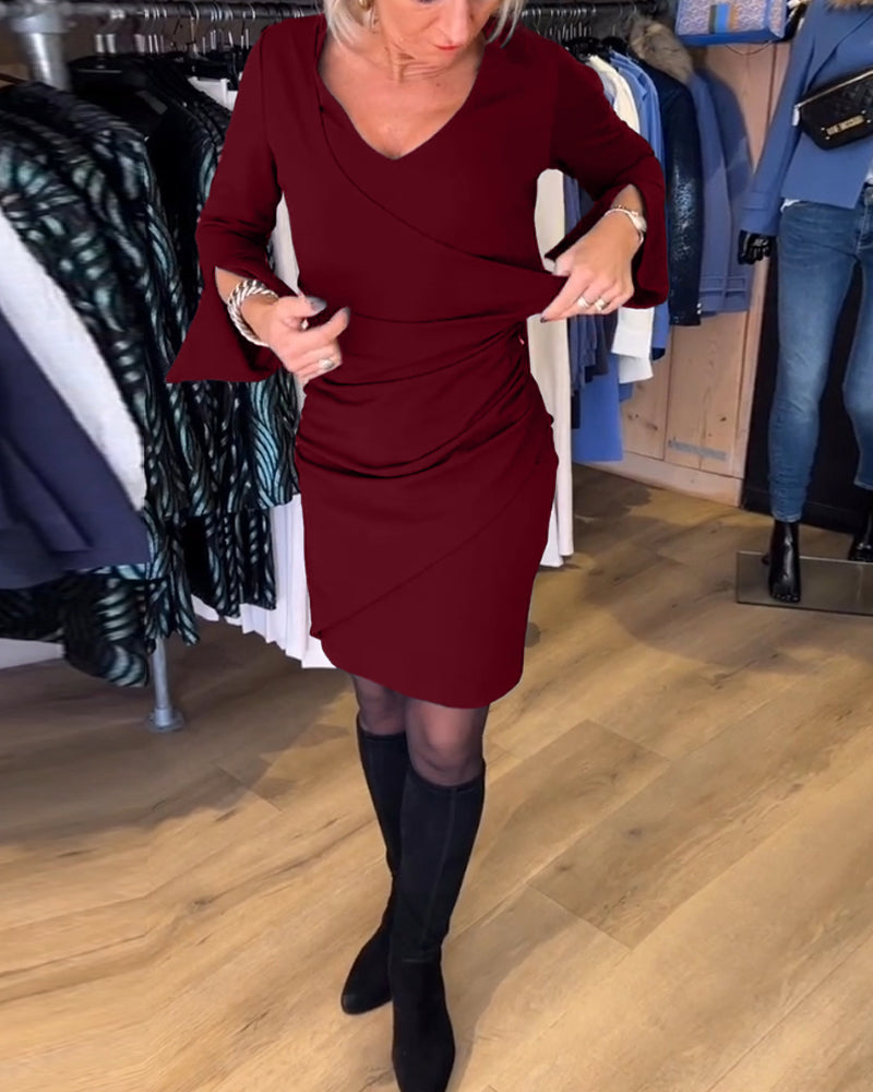 Hilda Kleid mit V-Ausschnitt und ausgestellten Ärmeln