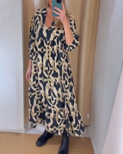 Vendela Langes lässiges Kleid mit V-Ausschnitt und Print