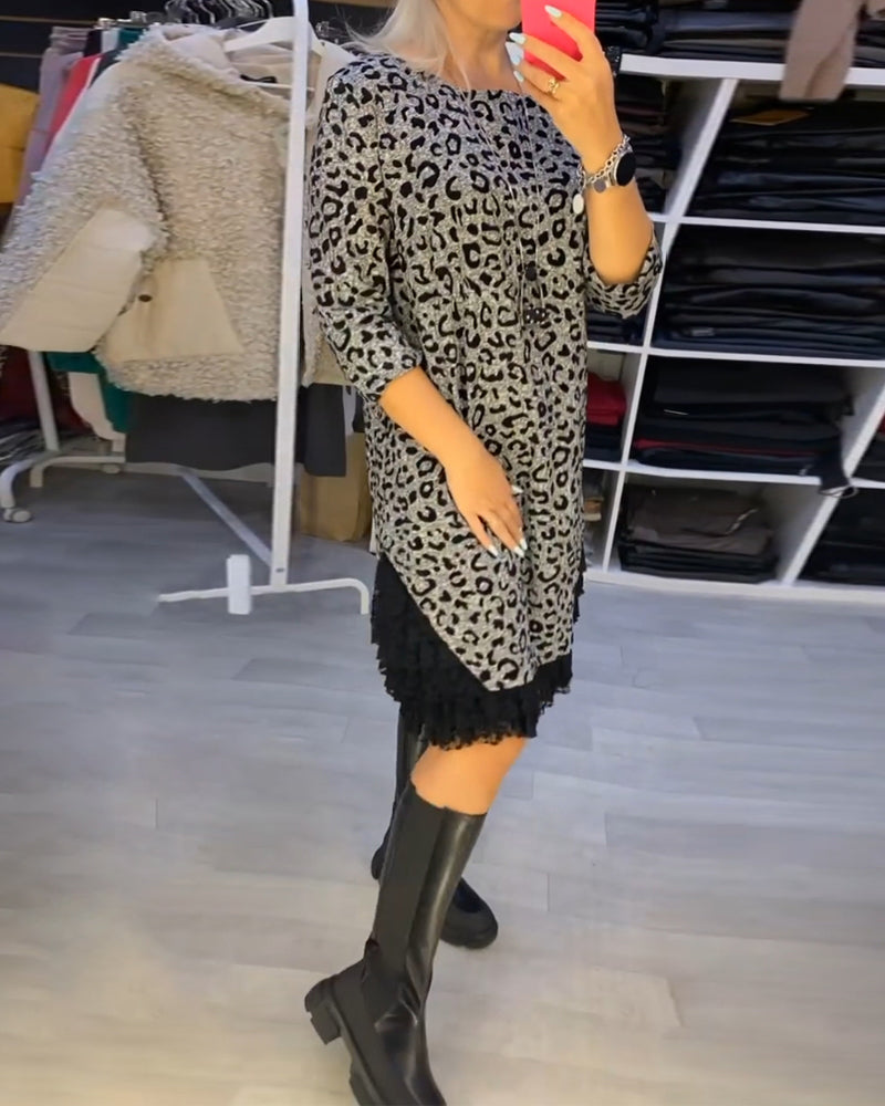 Lea Schmal geschnittenes Kleid mit Leopardenmuster